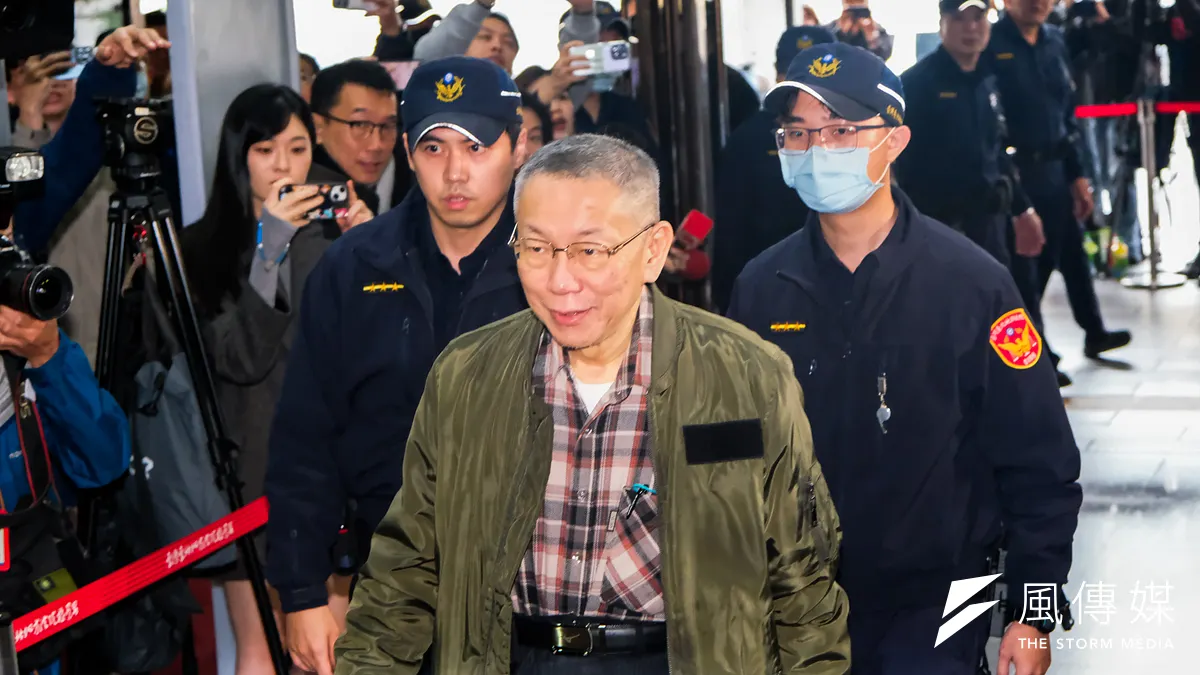 前台北市長の柯文哲氏が2日午後、台北地方裁判所に到着(撮影:劉偉宏) 前台北市長の柯文哲氏が2日午後、台北地方裁判所に到着(撮影:劉偉宏)