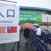 愛知・名古屋アジア大会の野球会場入口に、中華民国国旗と旭日旗の持ち込み禁止を知らせる案内が掲示された。(中央社) 愛知・名古屋アジア大会の野球会場入口に、中華民国国旗と旭日旗の持ち込み禁止を知らせる案内が掲示された。(中央社)
