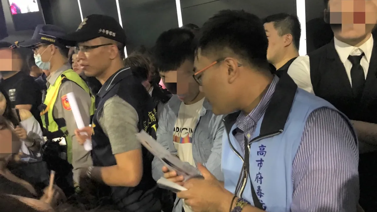 高雄市毒防局查察小組向特定營業場所現場的青少年宣導防毒知能。(圖/毒防局提供)