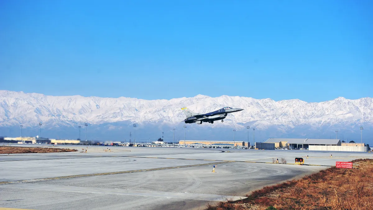 從阿富汗巴格蘭空軍基地起飛的美軍F-16戰機。(翻攝自美軍DVIDS系統)