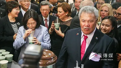 環保署禁用塑膠吸管,又釀成民怨。圖為去年國慶酒會,總統蔡英文介紹吐瓦魯國索本嘉總理來自台南的珍奶,與會國賓都用吸管。(陳明仁攝)