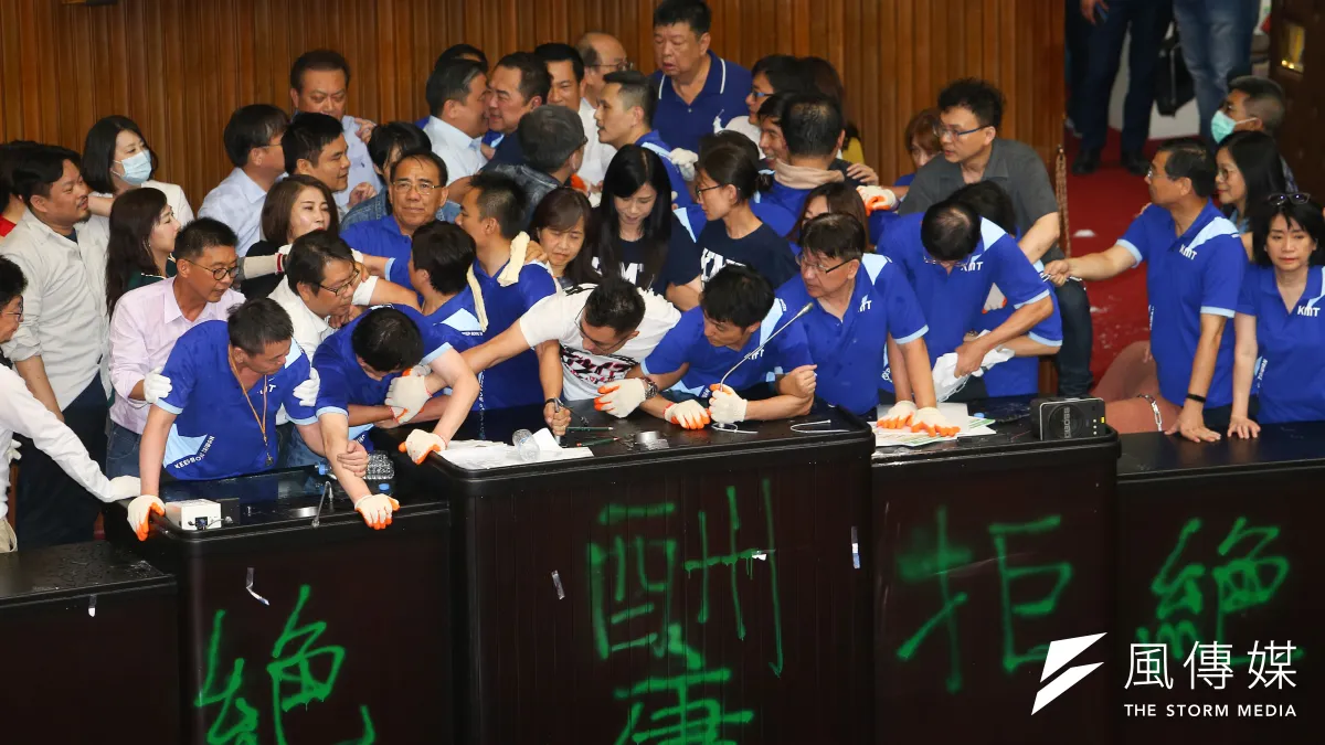 國民黨立委因監院長爭議於6月29日持續佔領議場,民進黨立委強制清場發生激烈拉扯。(顏麟宇攝)