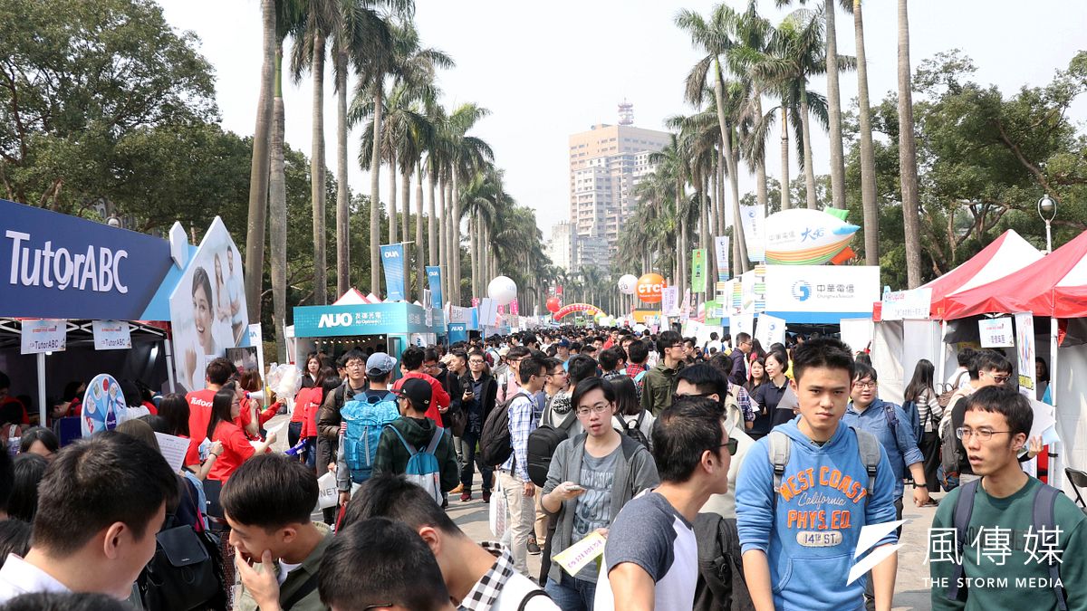 臺大校園徵才博覽會擠滿人潮,楊泮池卻為「承諾書事件」與其他校長研商聲明而缺席致詞。(蘇仲泓攝) 臺大校園徵才博覽會擠滿人潮,楊泮池卻為「承諾書事件」與其他校長研商聲明而缺席致詞。(蘇仲泓攝)