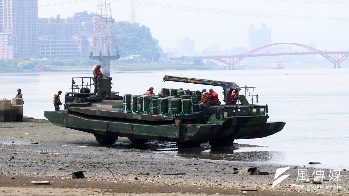 陸軍53工兵群M3浮門橋車在淡水河河面作業,搖身一變成為「河道布雷艇」,在水中投放汽油桶,待敵通過之際予以引爆,殲敵水面。(蘇仲泓攝) 陸軍53工兵群M3浮門橋車在淡水河河面作業,搖身一變成為「河道布雷艇」,在水中投放汽油桶,待敵通過之際予以引爆,殲敵水面。(蘇仲泓攝)