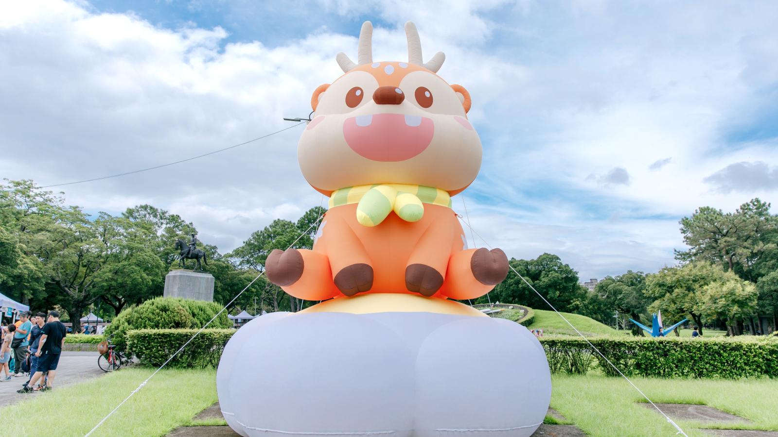 6公尺茉茉鹿萌翻青年公園!超人力霸王助陣加蚋野餐派對 兩天吸引萬人共享南萬華秋日親子時光