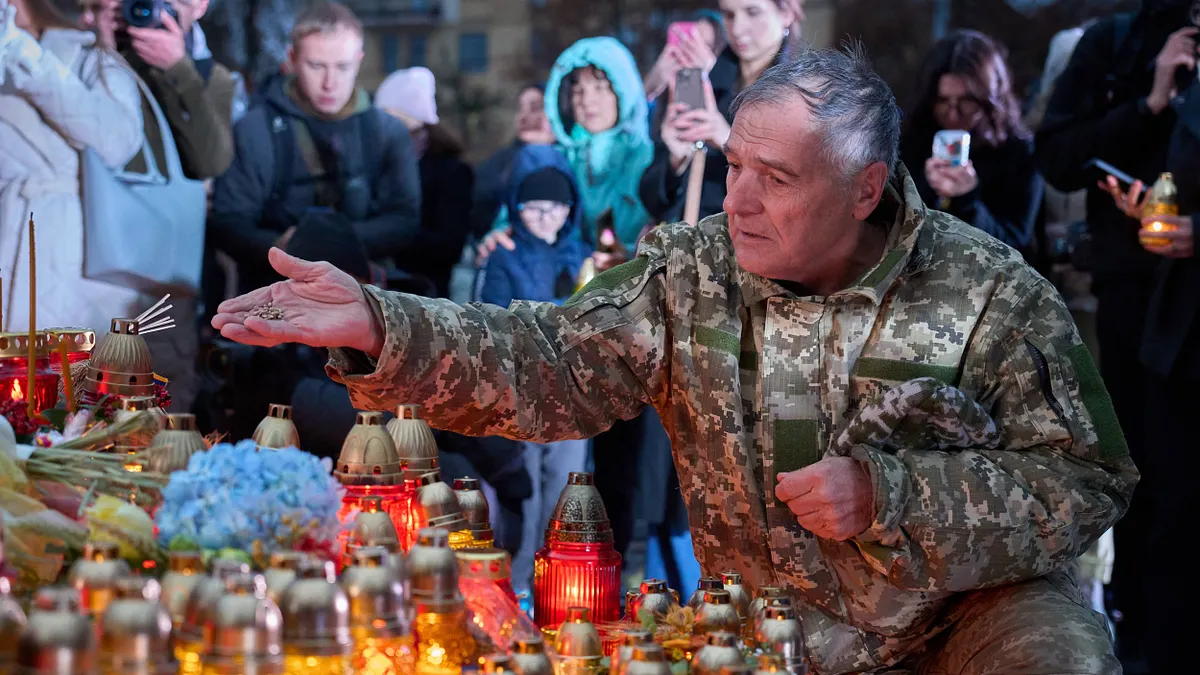 長達三年的俄烏戰爭有望在烏克蘭吞下苦澀的和平協議下宣告終結。圖為烏克蘭基輔舉行的為紀念1930年大饑荒(Holodomor)的年度紀念儀式。(美聯社)