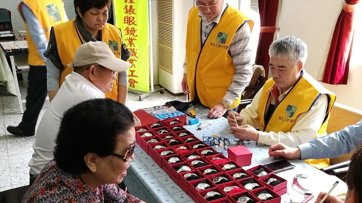 鐘錶眼鏡工會行善 幫爺爺奶奶驗光配鏡維修手錶