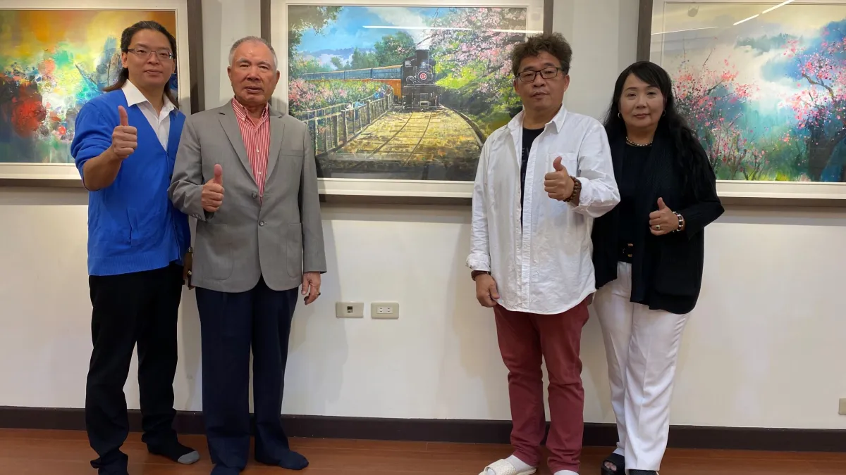 台北市信華慈善基金會執行長趙泰銘(左起)、董事長廖信華、畫家林榮、總監吉玉珍共同預祝展會圓滿成功。(圖/台北市信華慈善基金會提供)