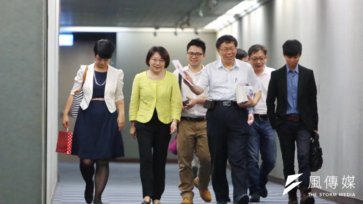 台北市長柯文哲(前排左二)會見社民黨,鼓勵參選人要有目標遠大、勇者不懼。(蔡耀徵攝)
