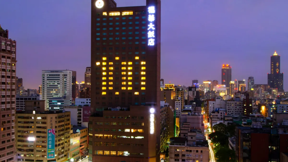 後疫情時期拼觀光,高雄市政府觀光局號召全市超過30家觀光旅宿飯店一起在晚間7點到9點將旅館房間的燈光全部打開,象徵旅宿業者齊心點亮高雄。圖為福華飯店亮燈100分(圖/觀光局提供)