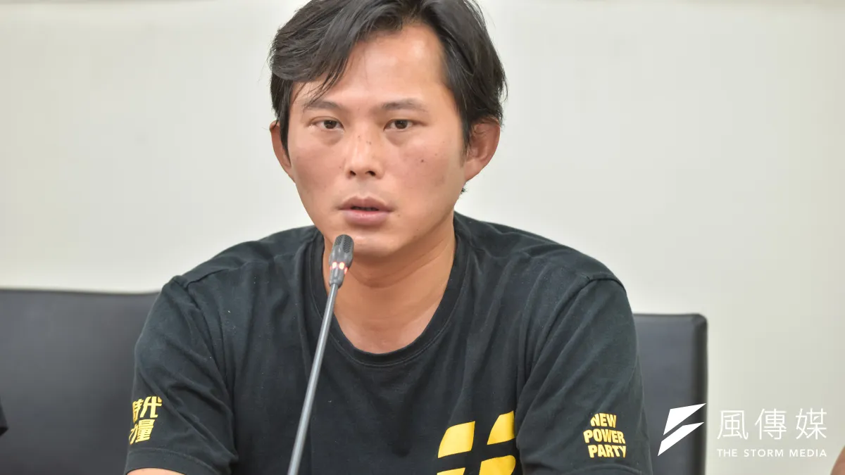 針對今日上午民進黨團快速通過一例一休草案,黃國昌批評,如果只是一個人站在上面唸完他想唸完的東西,根本不成會,「乾脆把立院各委員會廢掉」。(甘岱民攝)