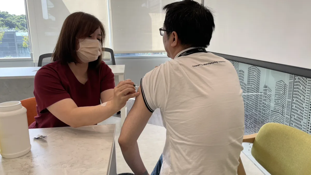 公費流感疫苗10月1日開打,TBMC提前安排員工接種三價流感疫苗,為秋冬流感季做好防護。(圖/高端疫苗提供)