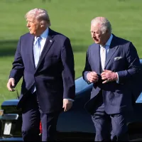 2026年4月27日,美國總統川普(左)迎接訪問美國的英國國王查爾斯三世(右)。(美聯社) 2026年4月27日,美國總統川普(左)迎接訪問美國的英國國王查爾斯三世(右)。(美聯社)