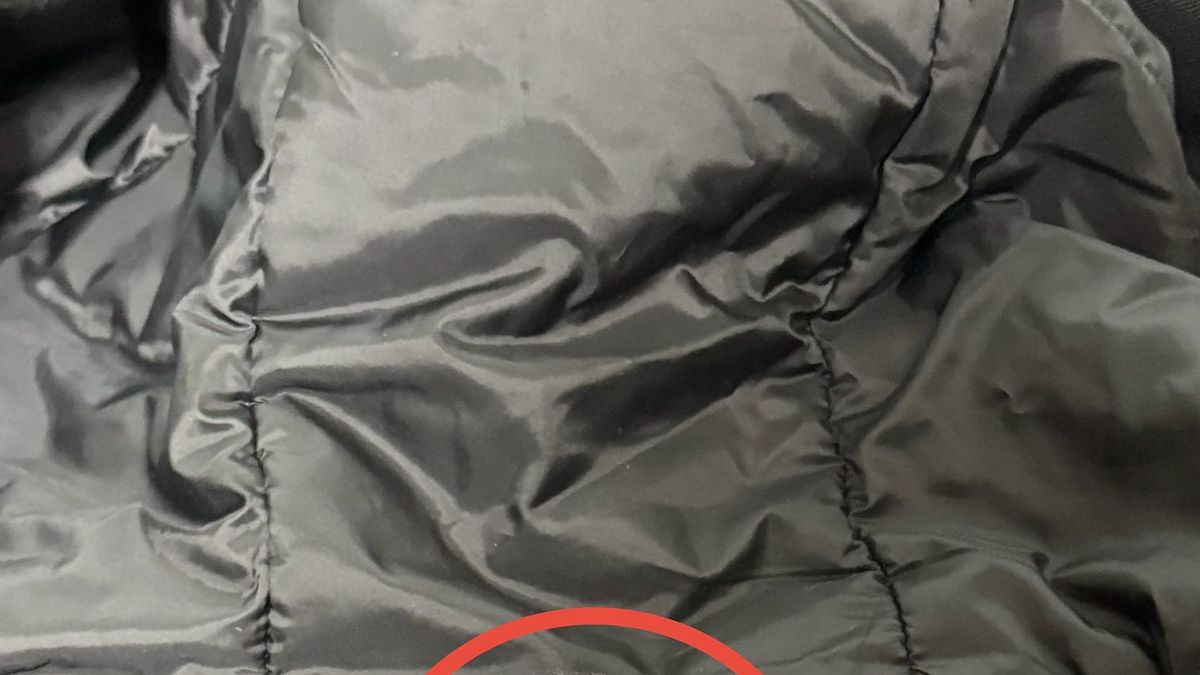 外套衣領內側的小吊環不是用來裝飾的!(圖/取自陳映如臉書) 外套衣領內側的小吊環不是用來裝飾的!(圖/取自陳映如臉書)