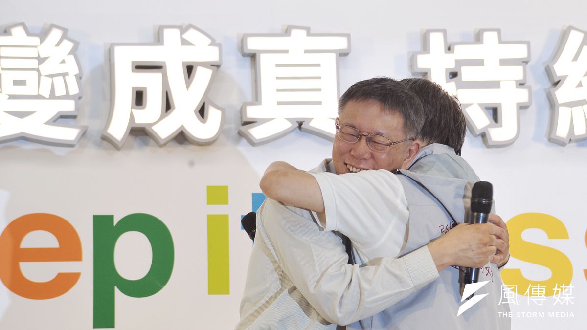 台北市長柯文哲與競選總幹事小野擁抱。(甘岱民攝) 台北市長柯文哲與競選總幹事小野擁抱。(甘岱民攝)