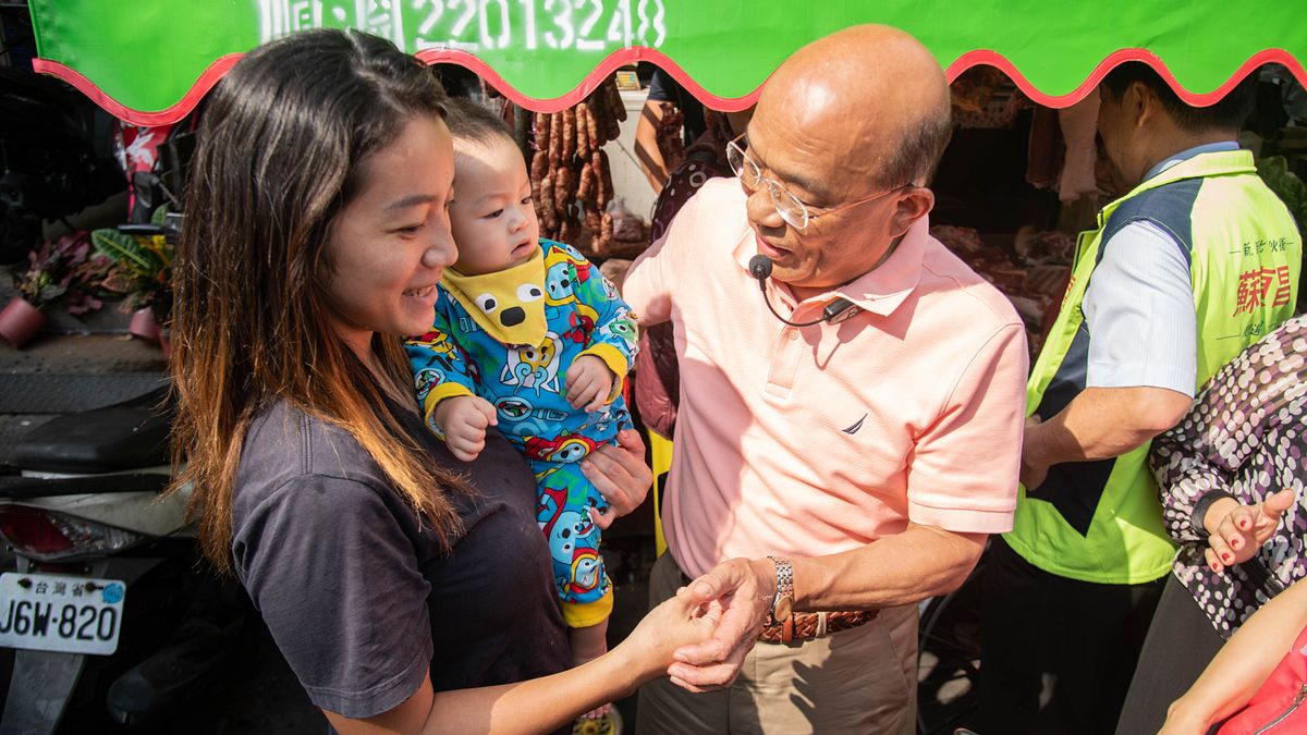 民進黨新北市候選人長蘇貞昌27日至新莊老家的豐年市場掃街、拜票,罕見打出「姊姊牌」,請出姊姊蘇貞治現身一起拜票。(蘇貞昌辦公室提供) 民進黨新北市候選人長蘇貞昌27日至新莊老家的豐年市場掃街、拜票,罕見打出「姊姊牌」,請出姊姊蘇貞治現身一起拜票。(蘇貞昌辦公室提供)