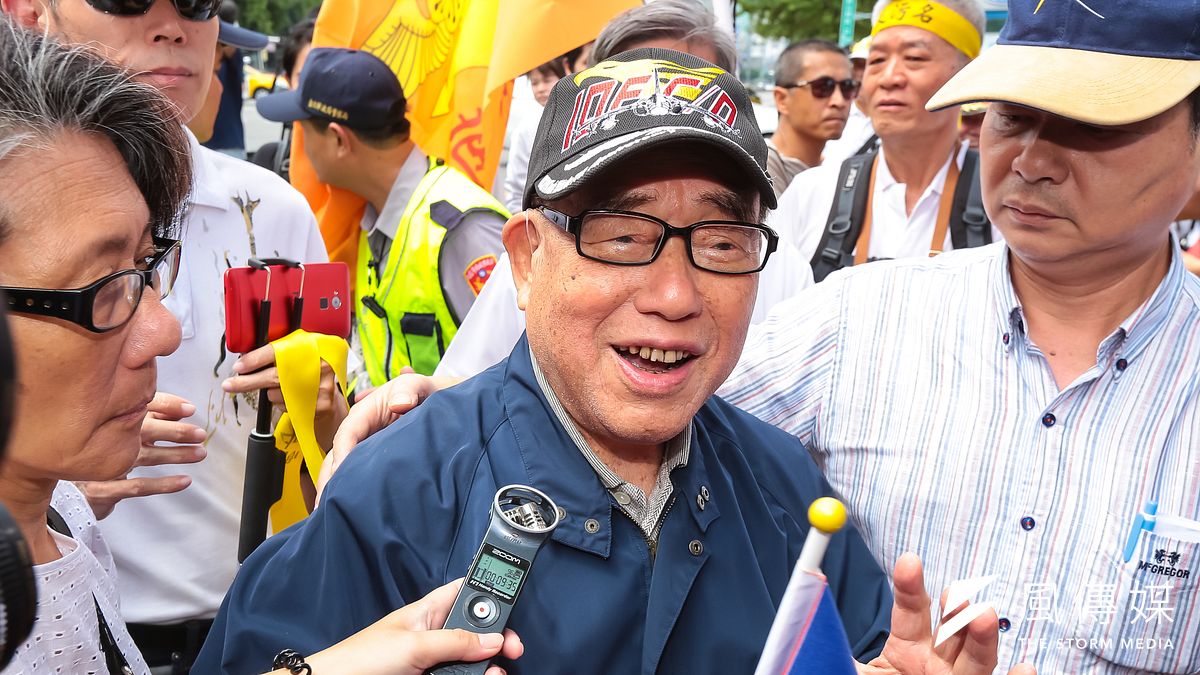 前行政院長郝柏村於今(30)日病逝,圖為2016年九三軍公教大遊行3日下午分四地集結,郝柏村上將於第一縱隊大安森林公園集結處現身。(顏麟宇攝) 前行政院長郝柏村於今(30)日病逝,圖為2016年九三軍公教大遊行3日下午分四地集結,郝柏村上將於第一縱隊大安森林公園集結處現身。(顏麟宇攝)