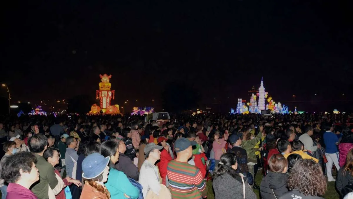 228連續假期,70萬人次湧入新北燈會,各家業者賺的荷包滿滿笑開懷,更讓民眾渡過今年最歡樂的燈會假期 。 (圖/新北市民政局提供)