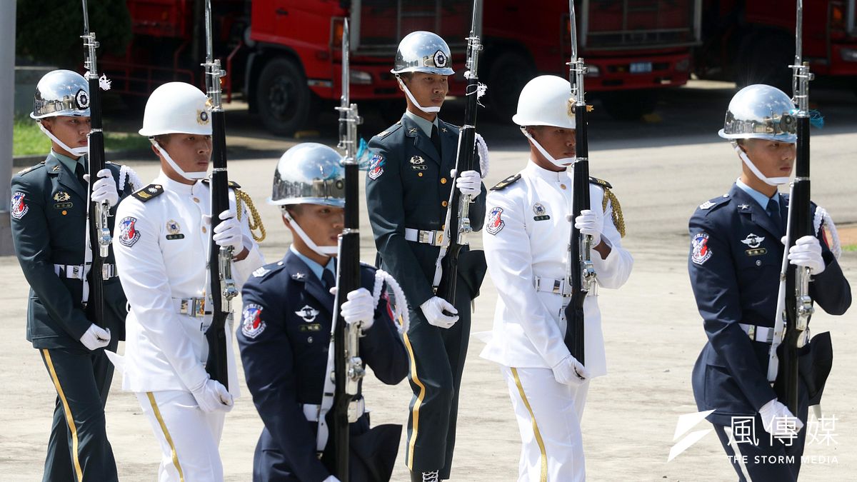 國防部16日在陸軍儀隊駐地「福西營區」,開放媒體採訪三軍儀隊槍法操作方式與官兵練成秘訣。(蘇仲泓攝) 國防部16日在陸軍儀隊駐地「福西營區」,開放媒體採訪三軍儀隊槍法操作方式與官兵練成秘訣。(蘇仲泓攝)
