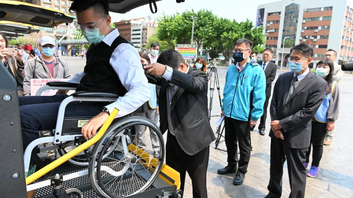 新北購置13台全新的身心障礙學生交通車,特將尾門配合身心障礙孩子改裝成附升降設備,提供更舒適便利的乘車空間。(圖/新北市教育局提供)