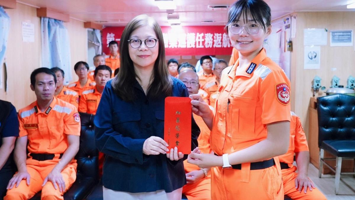 巡護七號完成太平洋公海巡護任務 管碧玲慰勉執勤人員:政府做海巡最堅強後盾
