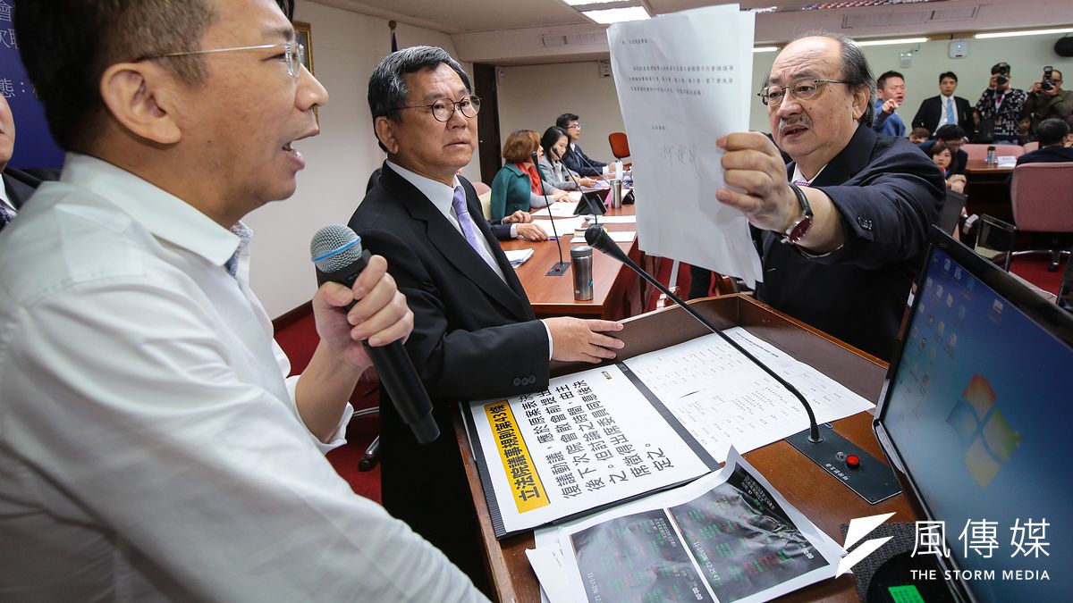 《促轉條例》及《公投法》修法,時力在網路上操作成「民進黨阻擋」頗為不滿,雙方關係劍拔弩張。圖為徐永明(左)與柯建銘(右)。(資料照,顏麟宇攝) 《促轉條例》及《公投法》修法,時力在網路上操作成「民進黨阻擋」頗為不滿,雙方關係劍拔弩張。圖為徐永明(左)與柯建銘(右)。(資料照,顏麟宇攝)