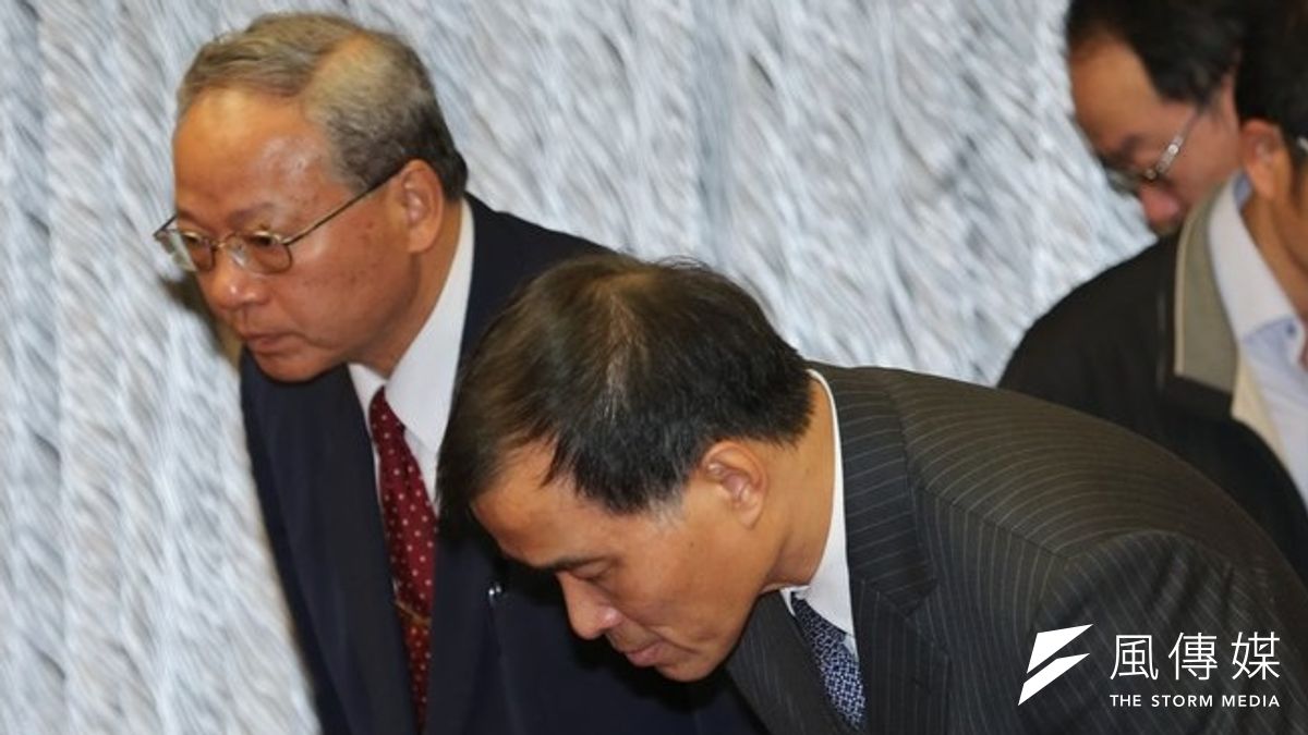 台鐵2月28日爆發史上最嚴重誤點案,台鐵7日追究責任。 圖為交通部長葉匡時與台鐵局長范植谷在立法院為此致歉。(余志偉攝) 台鐵2月28日爆發史上最嚴重誤點案,台鐵7日追究責任。 圖為交通部長葉匡時與台鐵局長范植谷在立法院為此致歉。(余志偉攝)