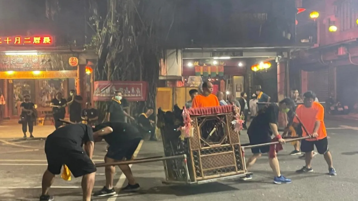 城隍爺夜衝車禍現場帶女童回廟。(圖/翻攝自臉書)