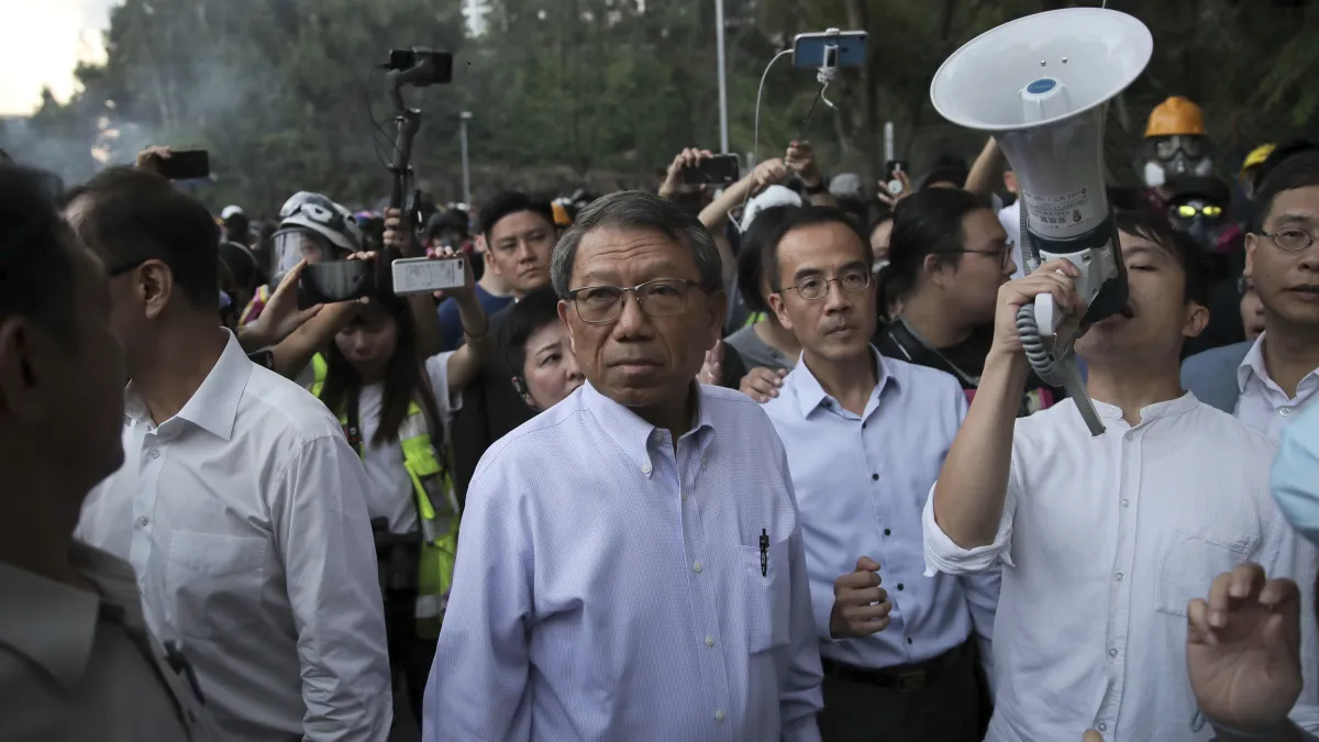 2019年11月12日,香港中文大學二號橋衝突,校長段崇智(中)前往現場調停(AP)