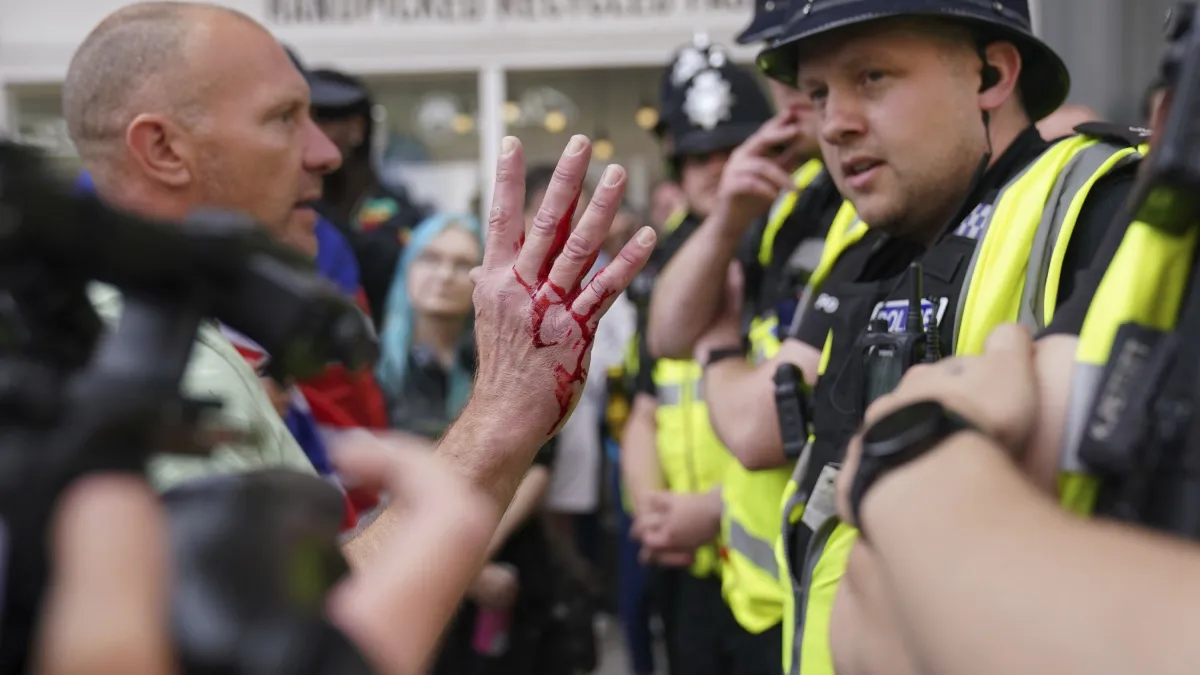 英格蘭一起持刀攻擊案造成三名兒童死亡,在英國全境引發抗議,諾丁漢廣場一帶3日也上演警民對峙。(美聯社)