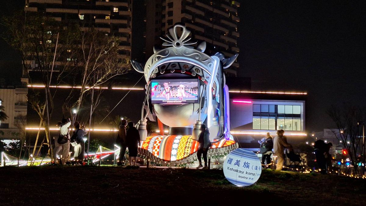 作品「EYE OF INA」,外型由傳統與現代交織而成,包含原住民16族群圖騰意象及前衛科技感的LED呈現眼睛。(圖/桃園市政府客家局提供) 作品「EYE OF INA」,外型由傳統與現代交織而成,包含原住民16族群圖騰意象及前衛科技感的LED呈現眼睛。(圖/桃園市政府客家局提供)