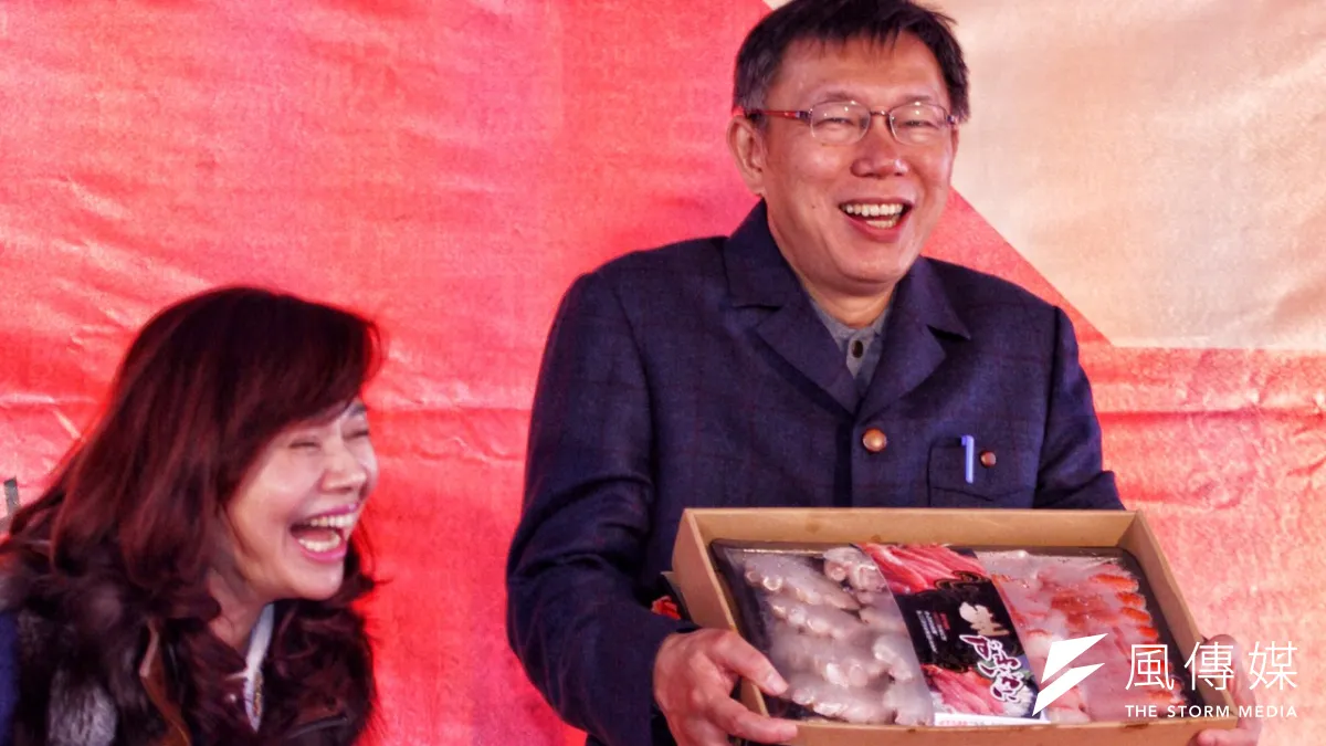 台北市長柯文哲31日早上到榮濱商圈發送「發財1元紅包金」,參加海產拍賣(曾原信攝)