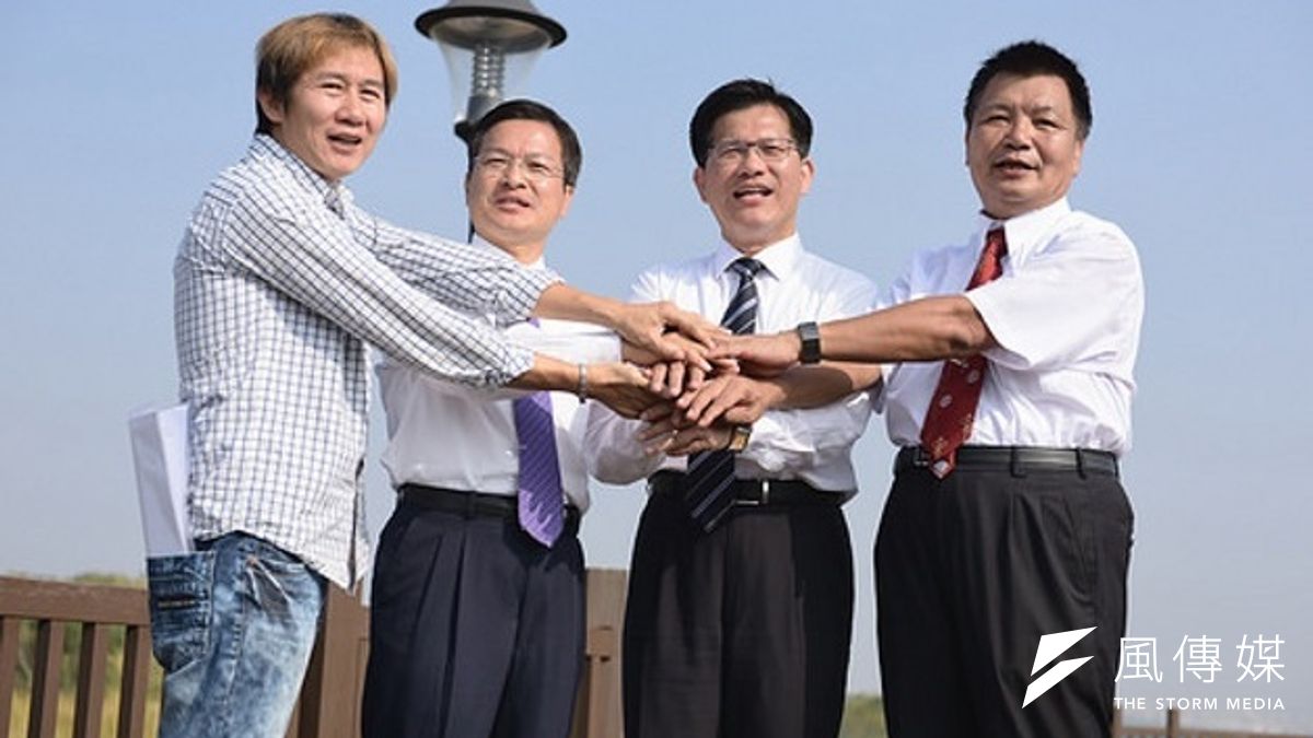 李文忠(右起)、林佳龍和魏明谷共同舉行記者會,推出由導演陳文彬拍攝的「翻轉中台灣」CF。(取自林佳龍競選網站) 李文忠(右起)、林佳龍和魏明谷共同舉行記者會,推出由導演陳文彬拍攝的「翻轉中台灣」CF。(取自林佳龍競選網站)