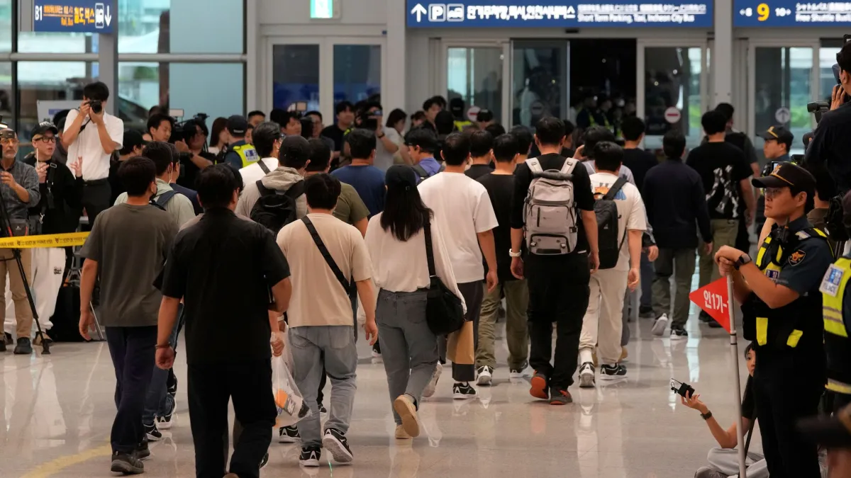 310名遭美國移民局拘捕的南韓公民,12日搭乘韓航專機從亞特蘭大返回仁川機場。(美聯社)