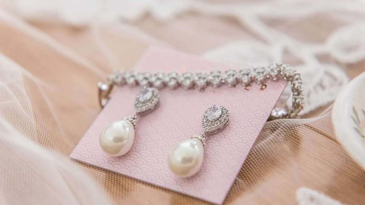 珠寶首飾所使用的金屬材質,主要可以分成貴金屬與一般金屬兩大類。(示意圖/取自freepik) 珠寶首飾所使用的金屬材質,主要可以分成貴金屬與一般金屬兩大類。(示意圖/取自freepik)