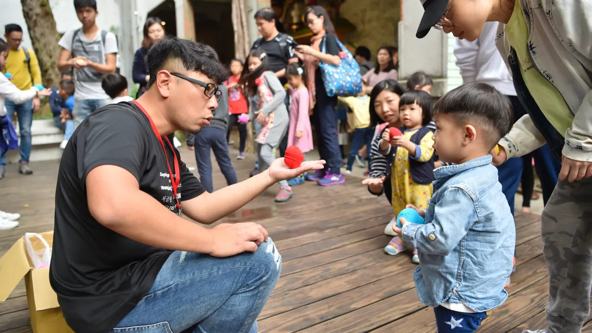 街頭作品實驗室,現場舉辦雜耍球體驗。(台灣街頭藝術文化發展協會提供,攝影師邱蔚中)