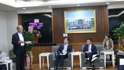 鐵路地下化綠園道規劃將影響美術館社區馬卡道路行車安全,郭敏能(左1)向許崑源(右2)提出陳情,許崑源招集副市長李四川(左2)等相關首長參與協調。(圖/徐炳文攝)