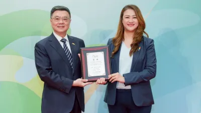 行政院第23屆金馨獎-性平創新獎由卓榮泰院長頒獎予高閔琳局長。(圖/高市觀光局提供)