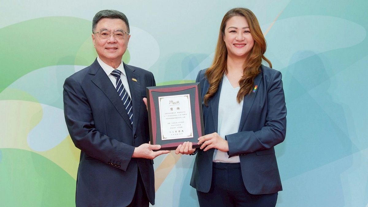 行政院第23屆金馨獎-性平創新獎由卓榮泰院長頒獎予高閔琳局長。(圖/高市觀光局提供) 行政院第23屆金馨獎-性平創新獎由卓榮泰院長頒獎予高閔琳局長。(圖/高市觀光局提供)