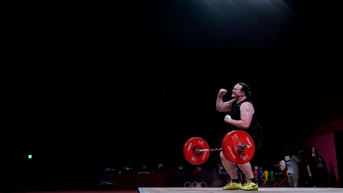 東京奧運女子87公斤以上級舉重比賽2日舉行,奧運125年歷史上第一位跨性別參賽者、紐西蘭選手哈伯德首度登場。(AP) 東京奧運女子87公斤以上級舉重比賽2日舉行,奧運125年歷史上第一位跨性別參賽者、紐西蘭選手哈伯德首度登場。(AP)