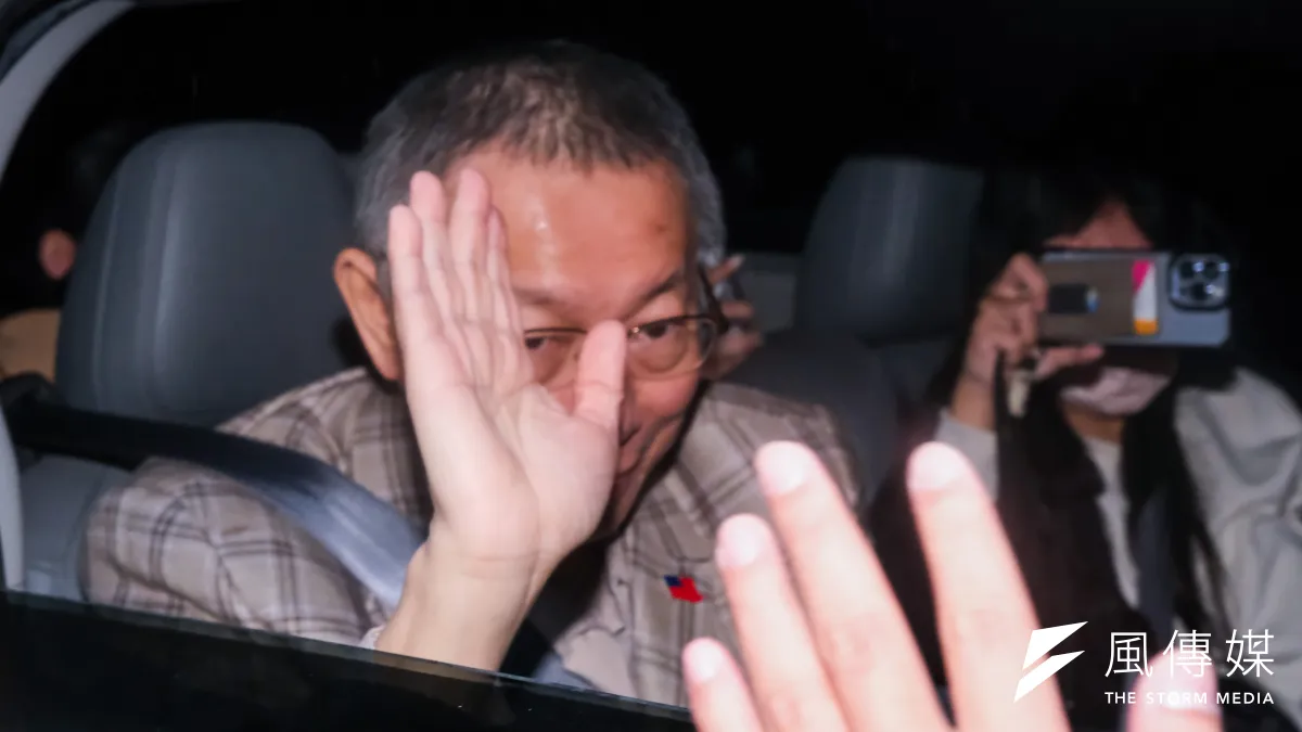 20250101-民眾黨原主席柯文哲1日出席民眾黨在台玻大樓召開的擴大中央委員會議,並於離開時與民眾黨支持者打招呼。(劉偉宏攝)