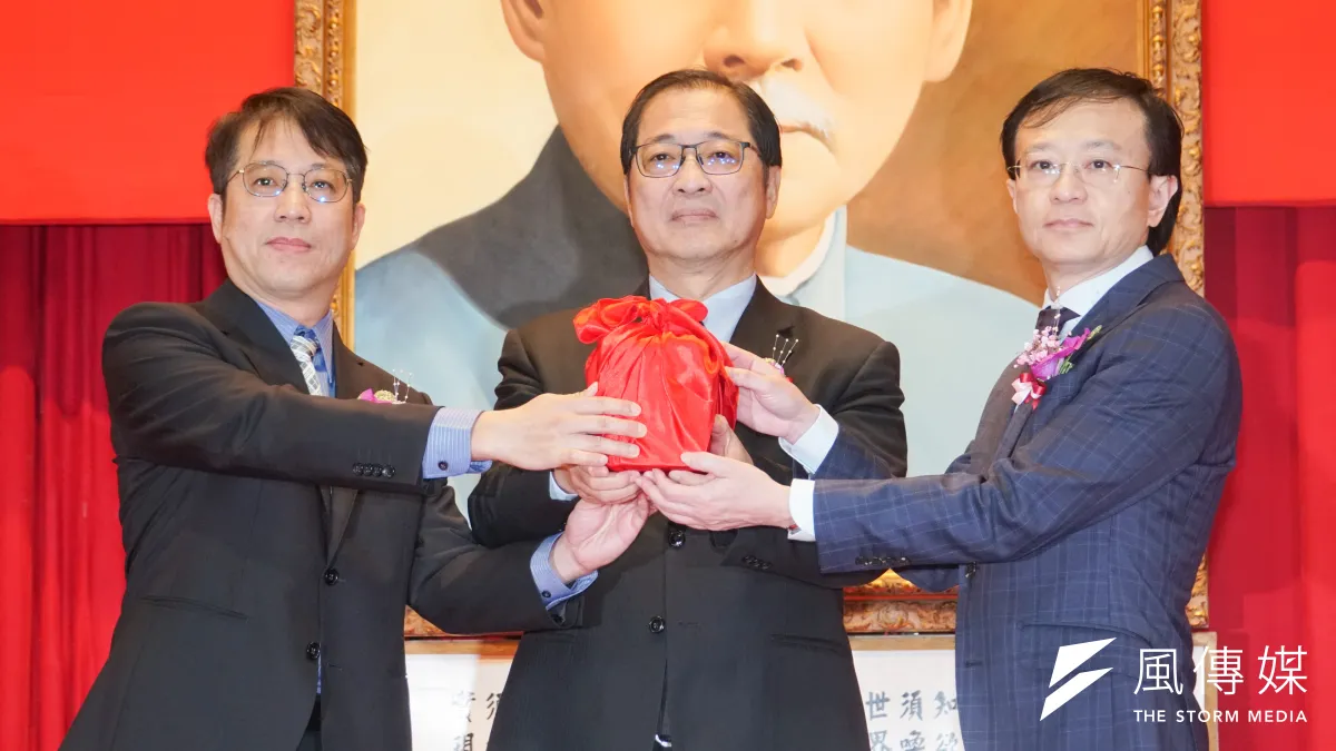 彰化議長謝典霖家族涉詐取公款與賄選,彰化地檢署搜索後聲押,轟動全台政壇,主導辦案的正是彰化地檢署檢察長黃智勇(左)。(資料照,蔡親傑攝)