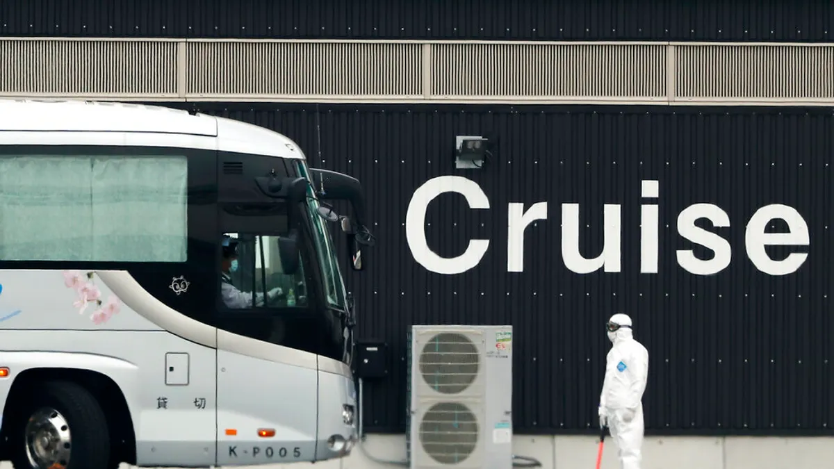 鑽石公主號陸續上檢查結果陰性的旅客下船。(美聯社)