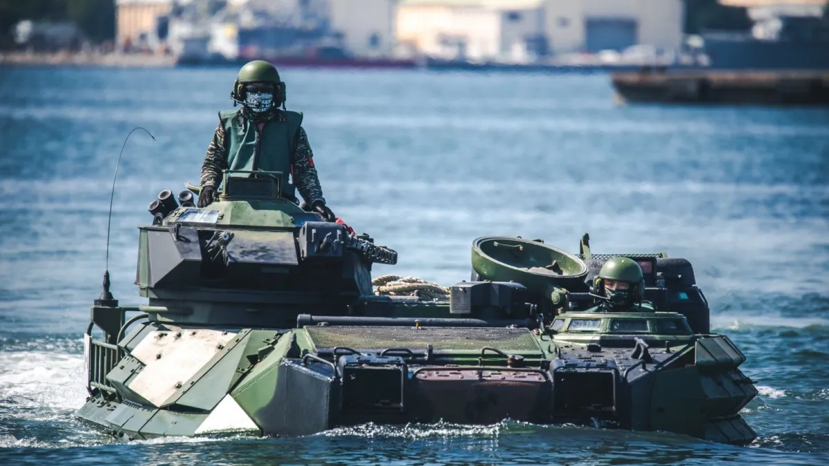 原廠通知我國海軍陸戰隊進行AAV7兩棲突擊車特檢,AAV7將有2周時間不能下水。(取自中華民國海軍臉書)