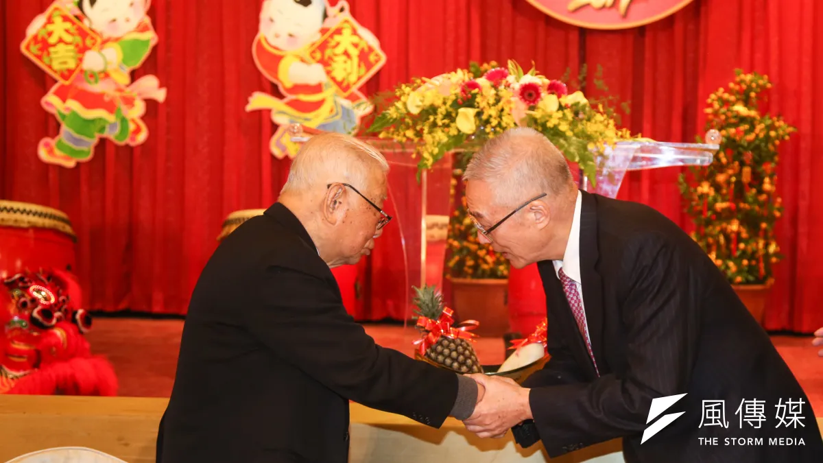新同盟會春節團拜聯誼活動在12日舉行,前副總統吳敦義向百歲生日的新同盟會會長許歷農表示恭賀。(陳明仁攝)