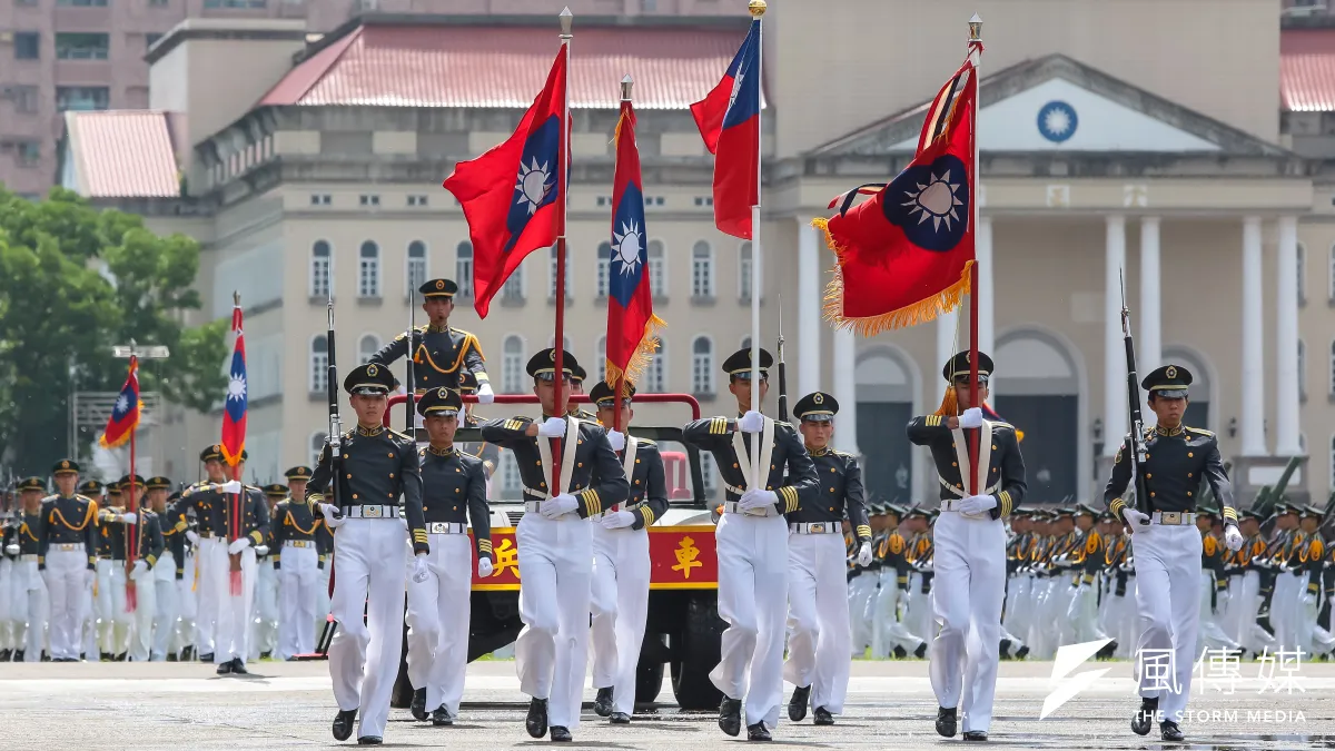 圖為陸軍官校校慶,統帥旗及校旗隊首先進場。(資料照,顏麟宇攝)