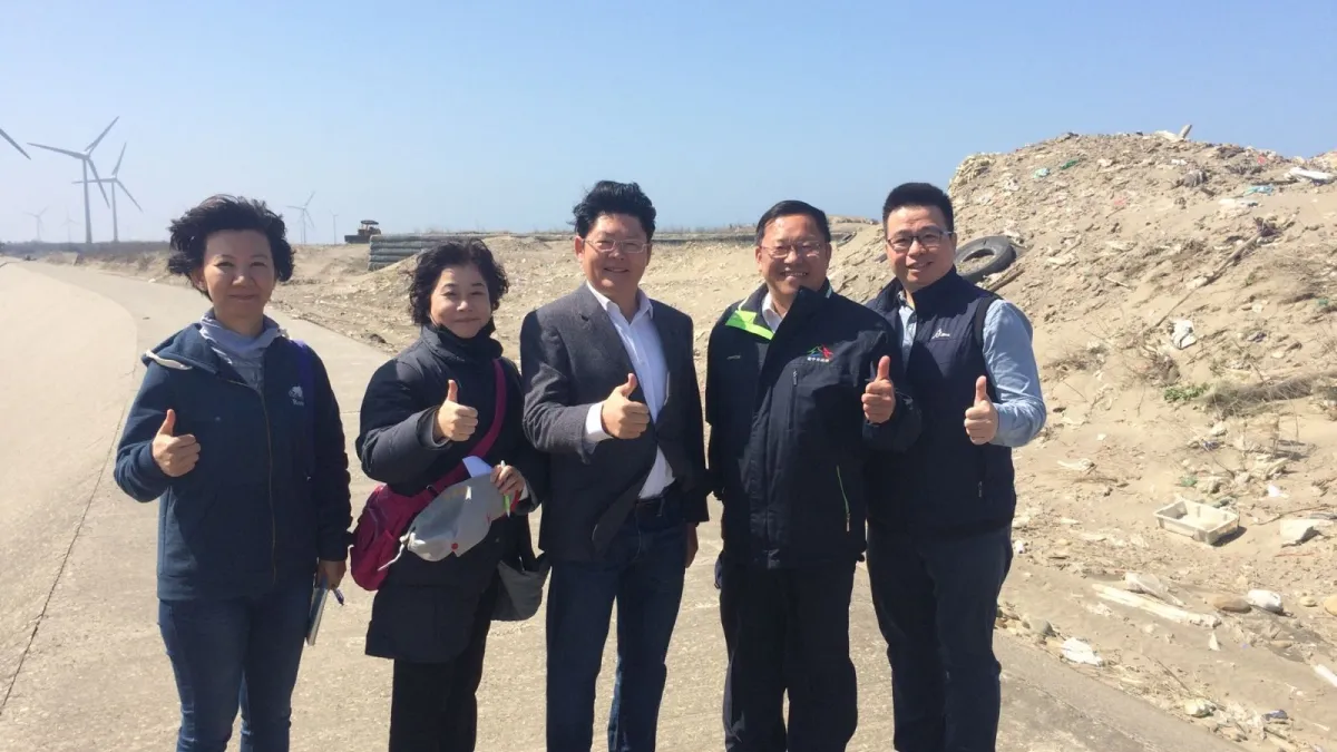 改善海線揚塵 ,台中市府建設局說會先在松柏漁港示範推廣海岸造林,為此建設局長黃玉霖及農業局長王俊雄前往實勘。(圖/臺中市政府提供)