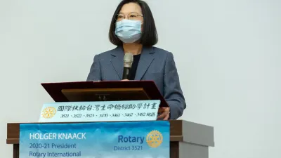 總統蔡英文出席今(26)日出席「生命橋樑助學計畫」職涯高飛教練工作坊成果分享會,強調政府會協助青年在就業、創業上,都能有自信走出自己的一條路。(取自總統府網站)