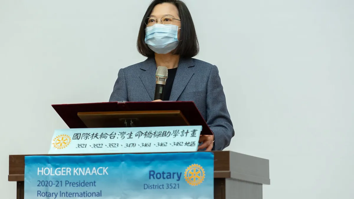 總統蔡英文出席今(26)日出席「生命橋樑助學計畫」職涯高飛教練工作坊成果分享會,強調政府會協助青年在就業、創業上,都能有自信走出自己的一條路。(取自總統府網站)