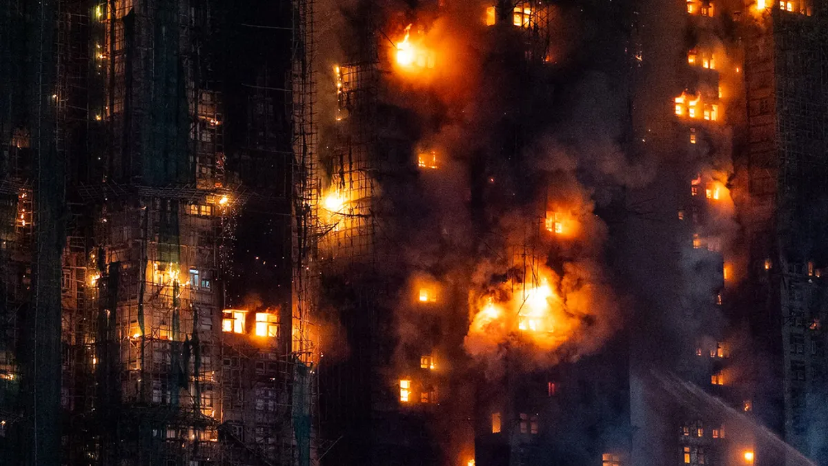 香港新界大埔區宏福苑昨(26)日發生大規模火災,火勢延燒超過17小時,火焰雖然可怕,但真正威脅生命的,往往是濃煙。(美聯社) 香港新界大埔區宏福苑昨(26)日發生大規模火災,火勢延燒超過17小時,火焰雖然可怕,但真正威脅生命的,往往是濃煙。(美聯社)